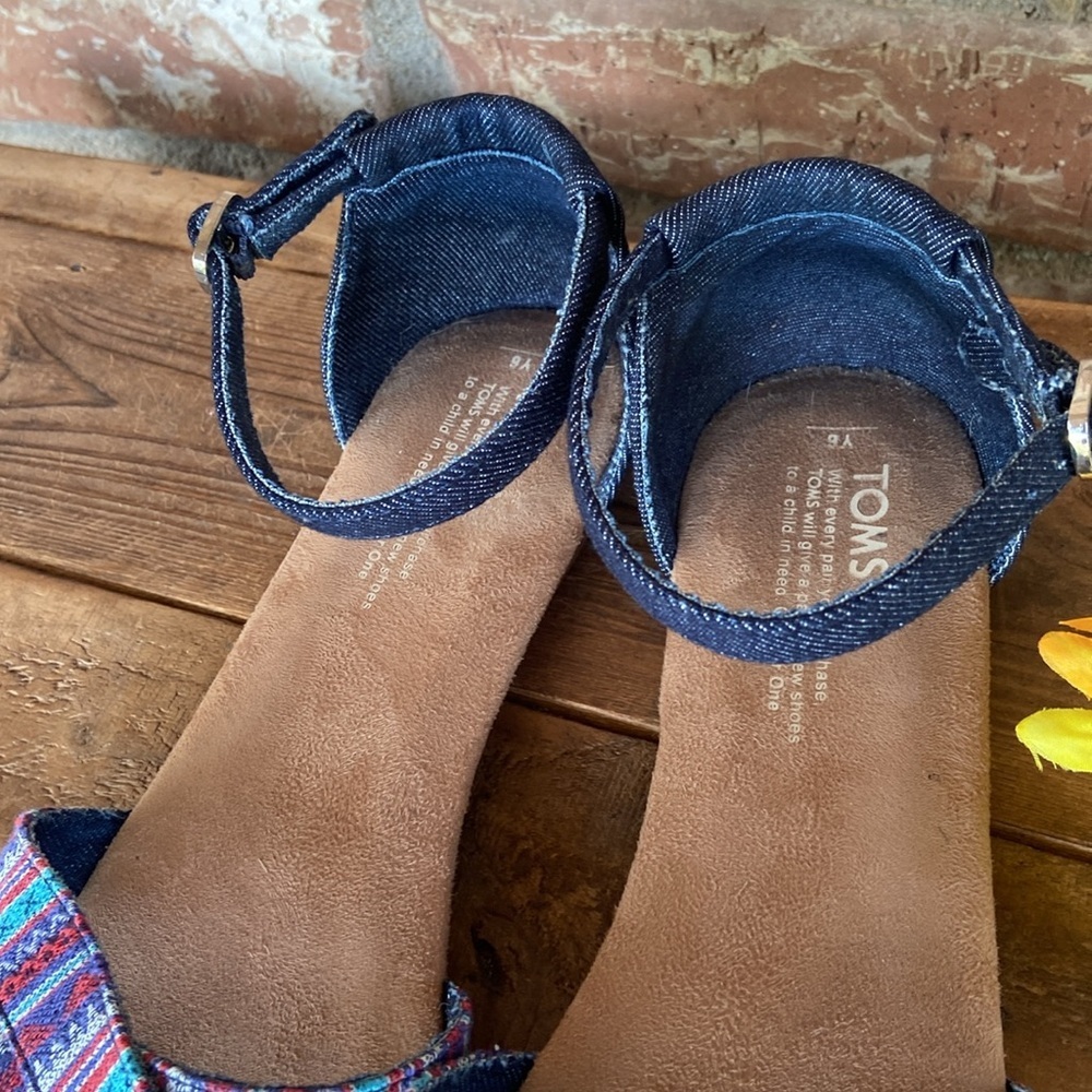 TOMS GIRLS STRAP SANDALS - Picture 2 of 5